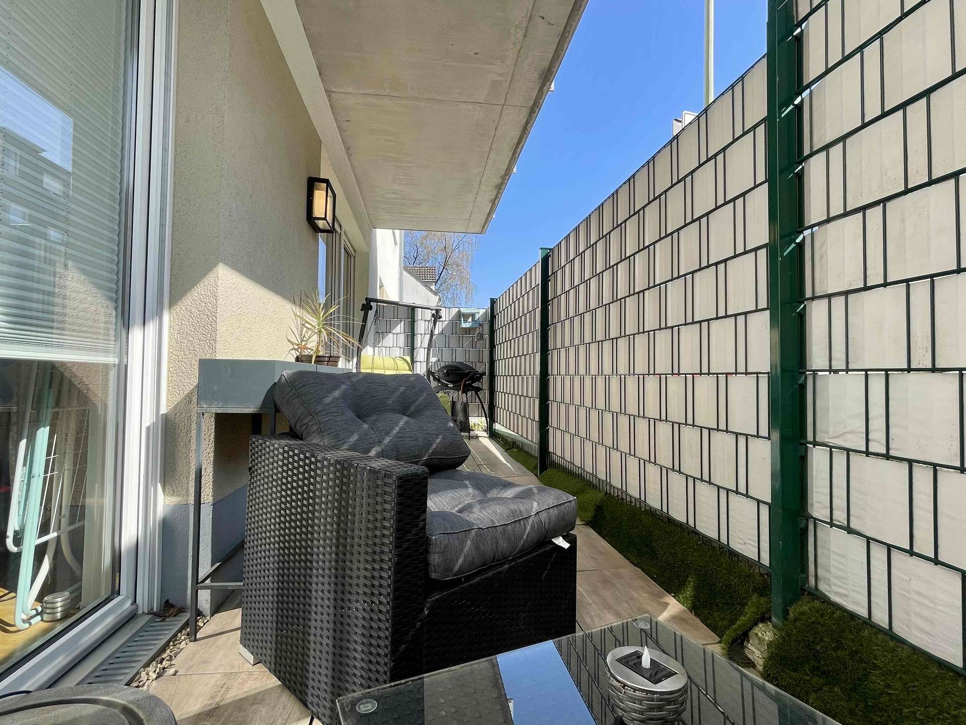Geschützte und grosse Terrasse