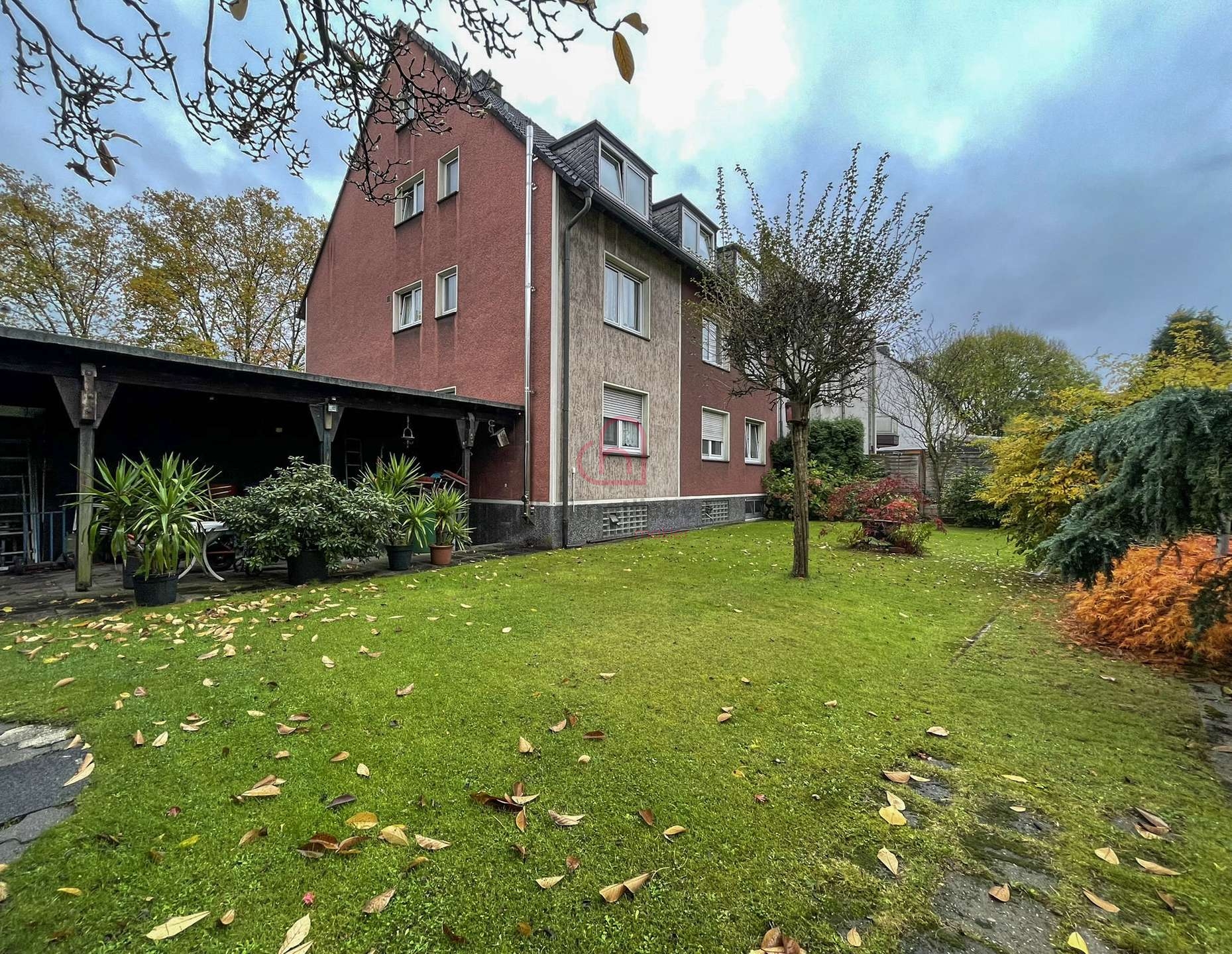 Hausansicht Rückseite mit Garten