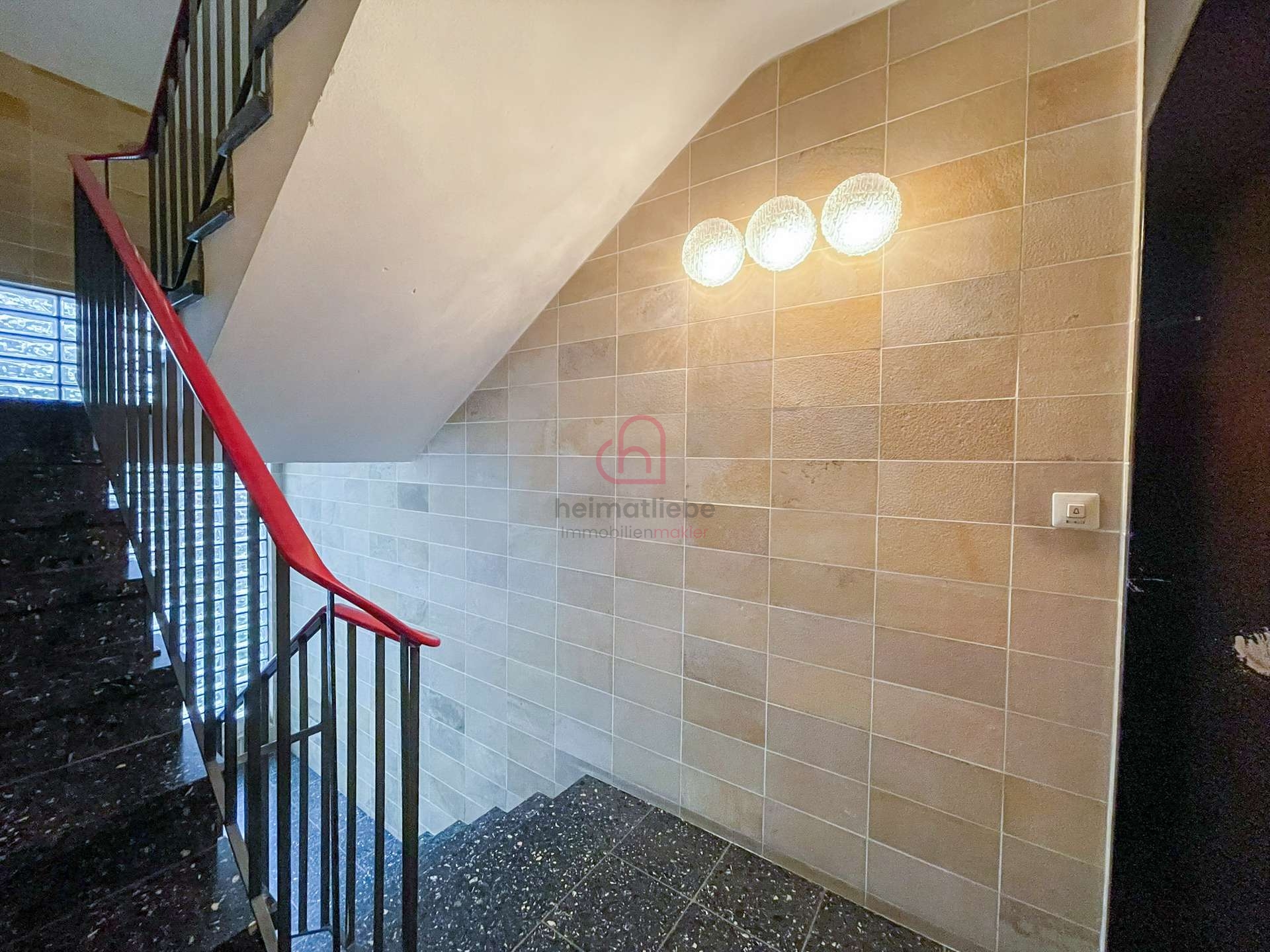 Treppenhaus mit Wandverfliesung