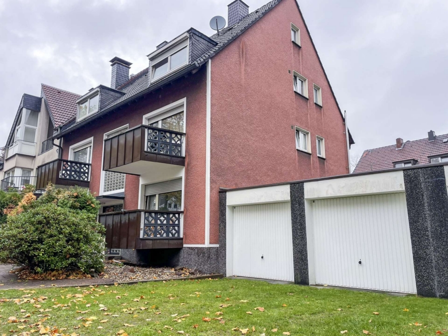 Hausansicht mit zwei Garagen