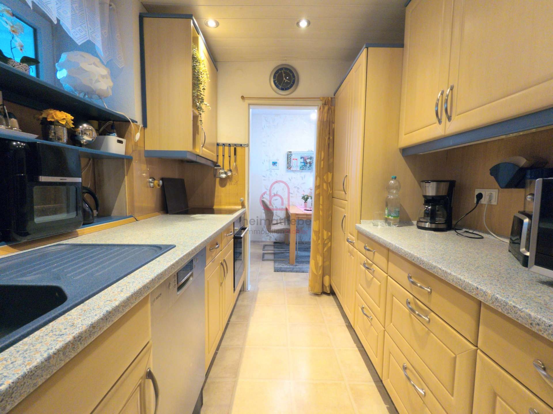 Küche mit Einbauküche