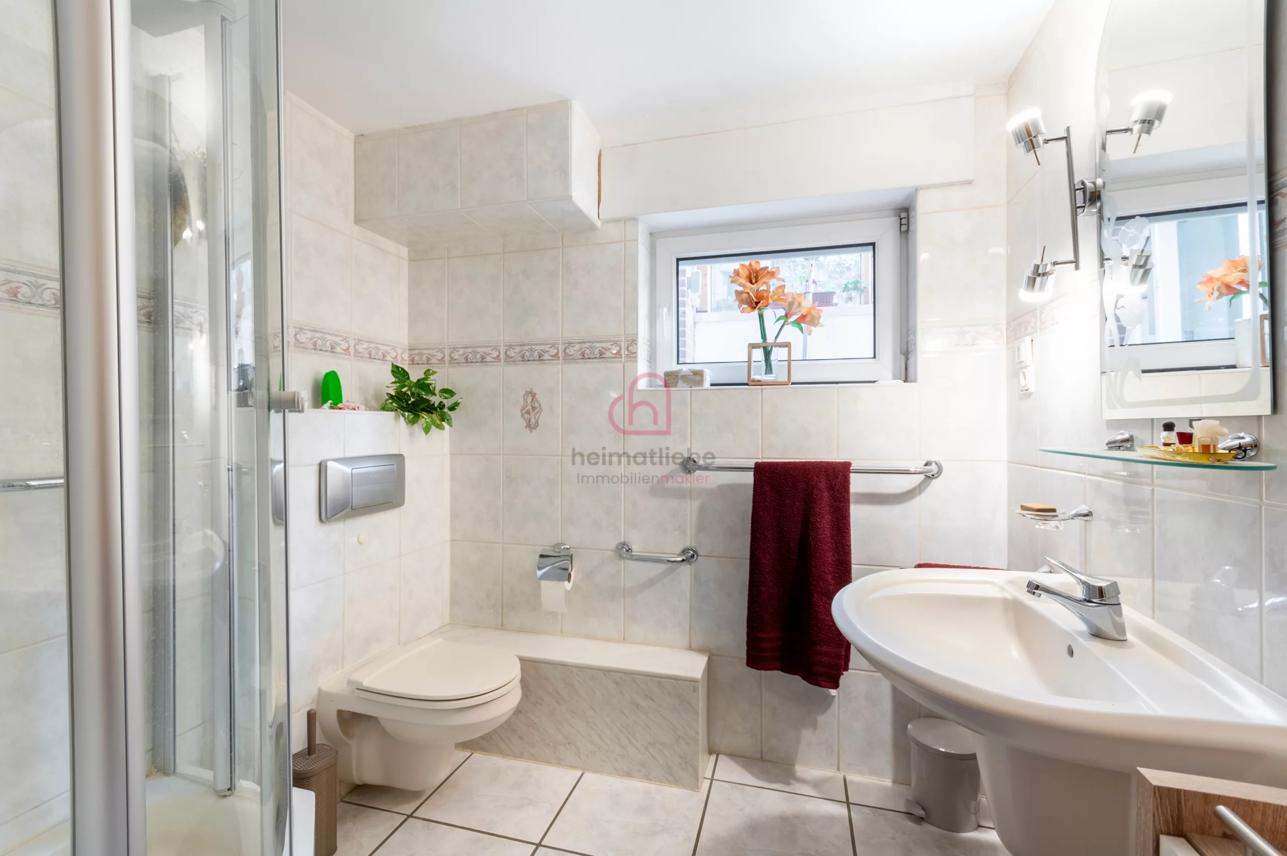 Souterrain | modernes Duschbad mit Fenster