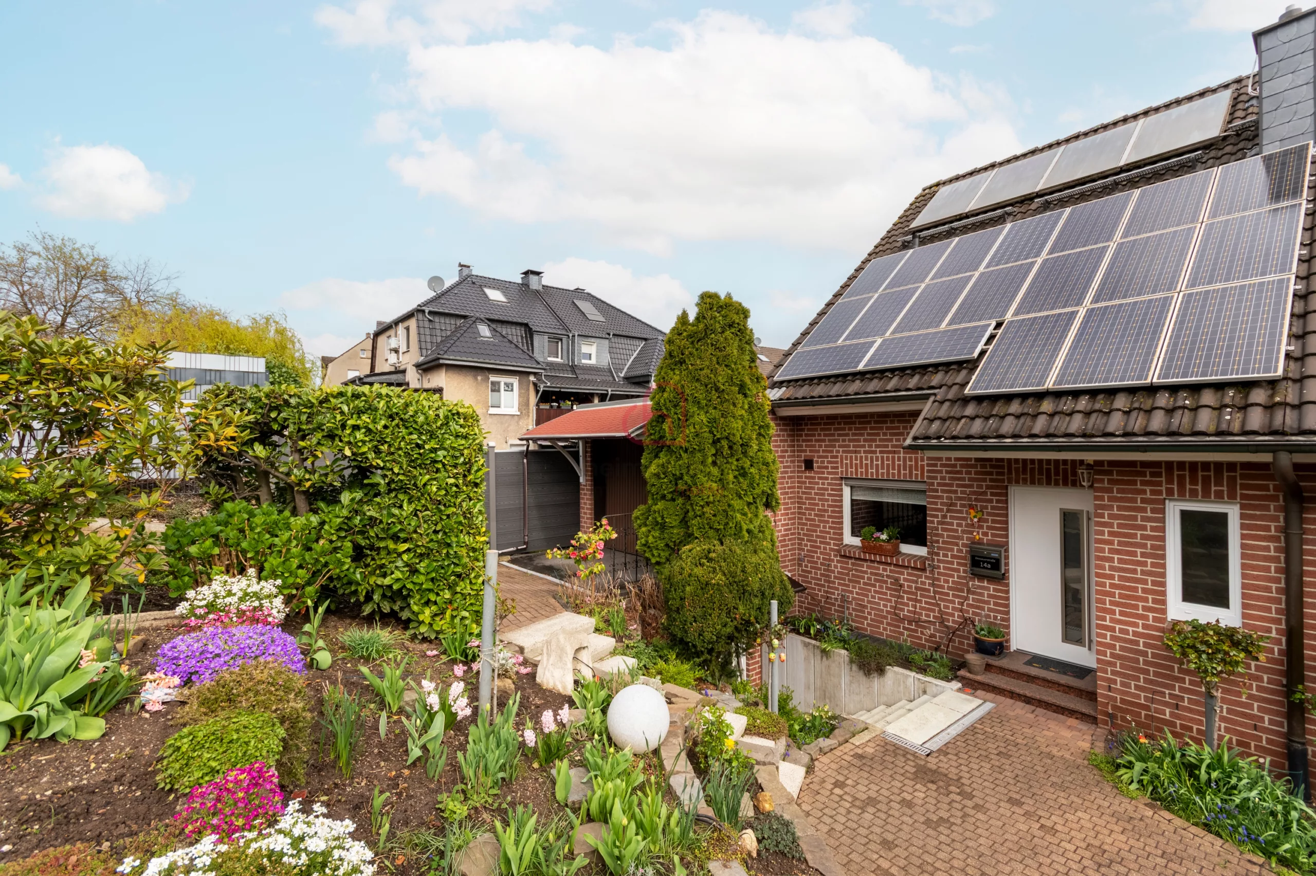 Vorgarten, gepflegtes zu Hause mit Photovoltaik.