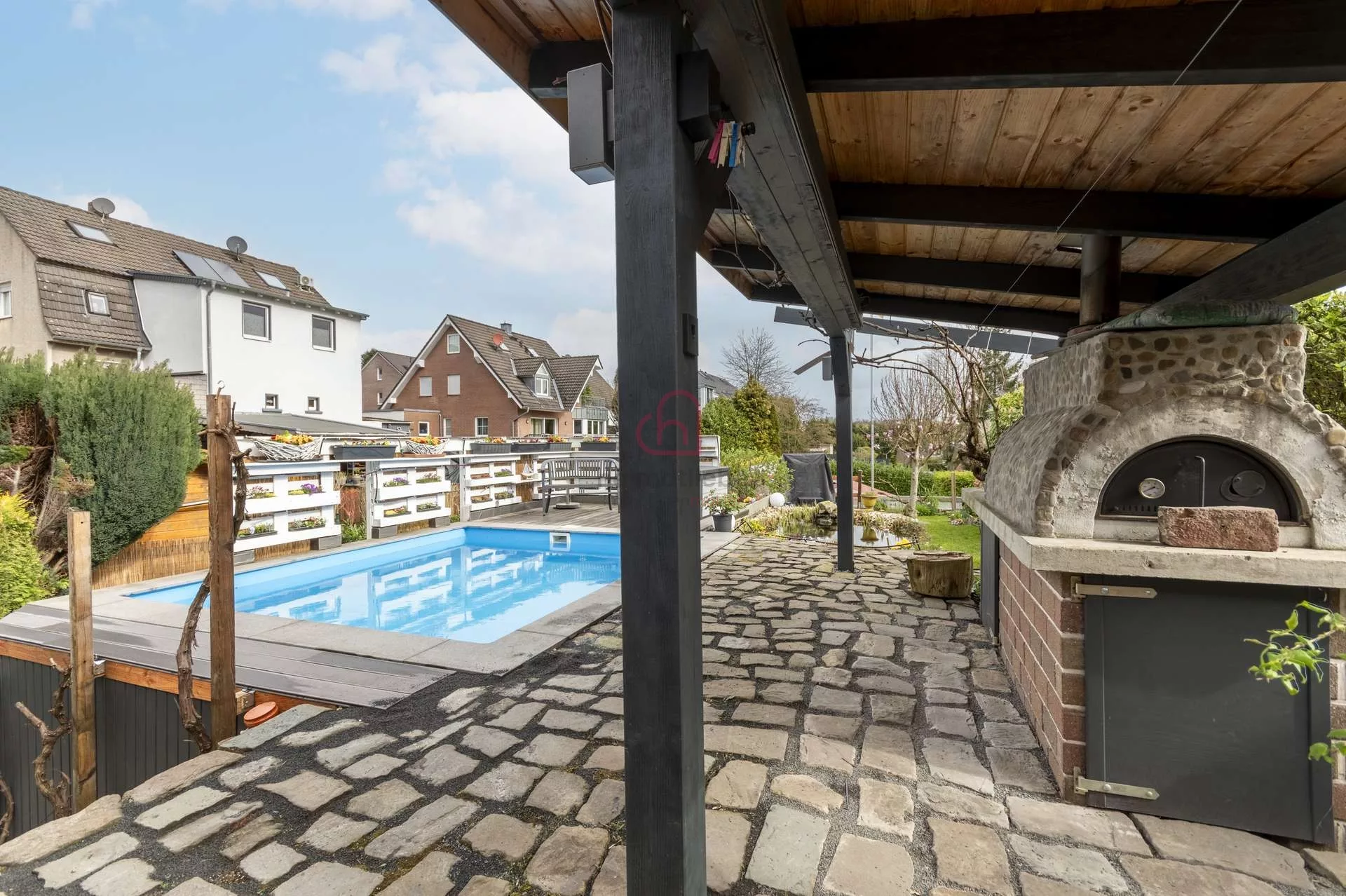 Garten | Pool mit überdachtem Holz-Pizzaofen