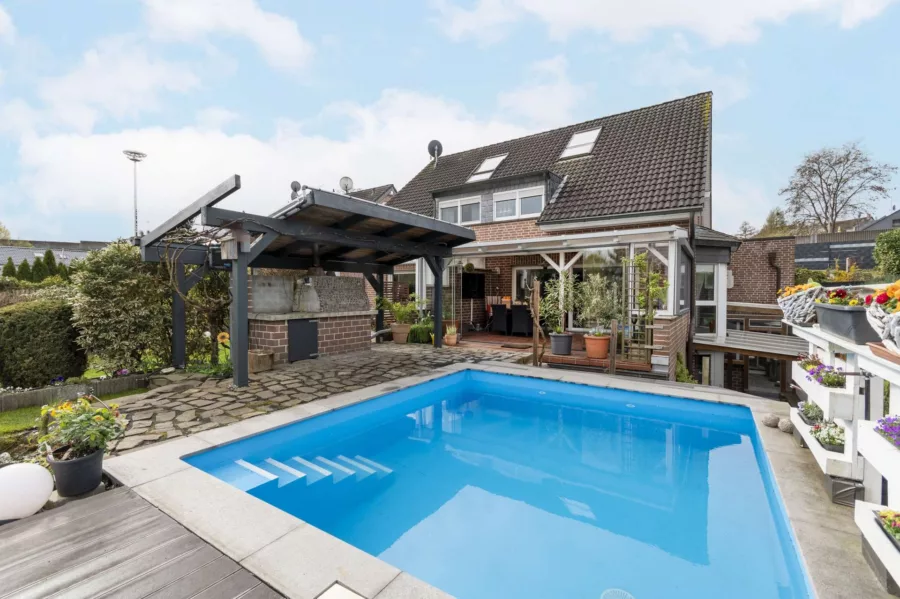 Garten | moderner Pool, Holz-Pizzaofen und Wintergarten