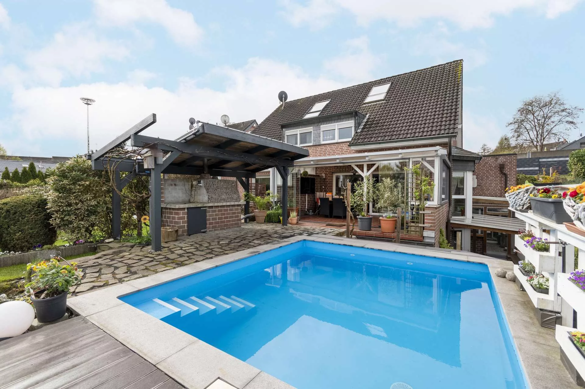 Garten | moderner Pool, Holz-Pizzaofen und Wintergarten