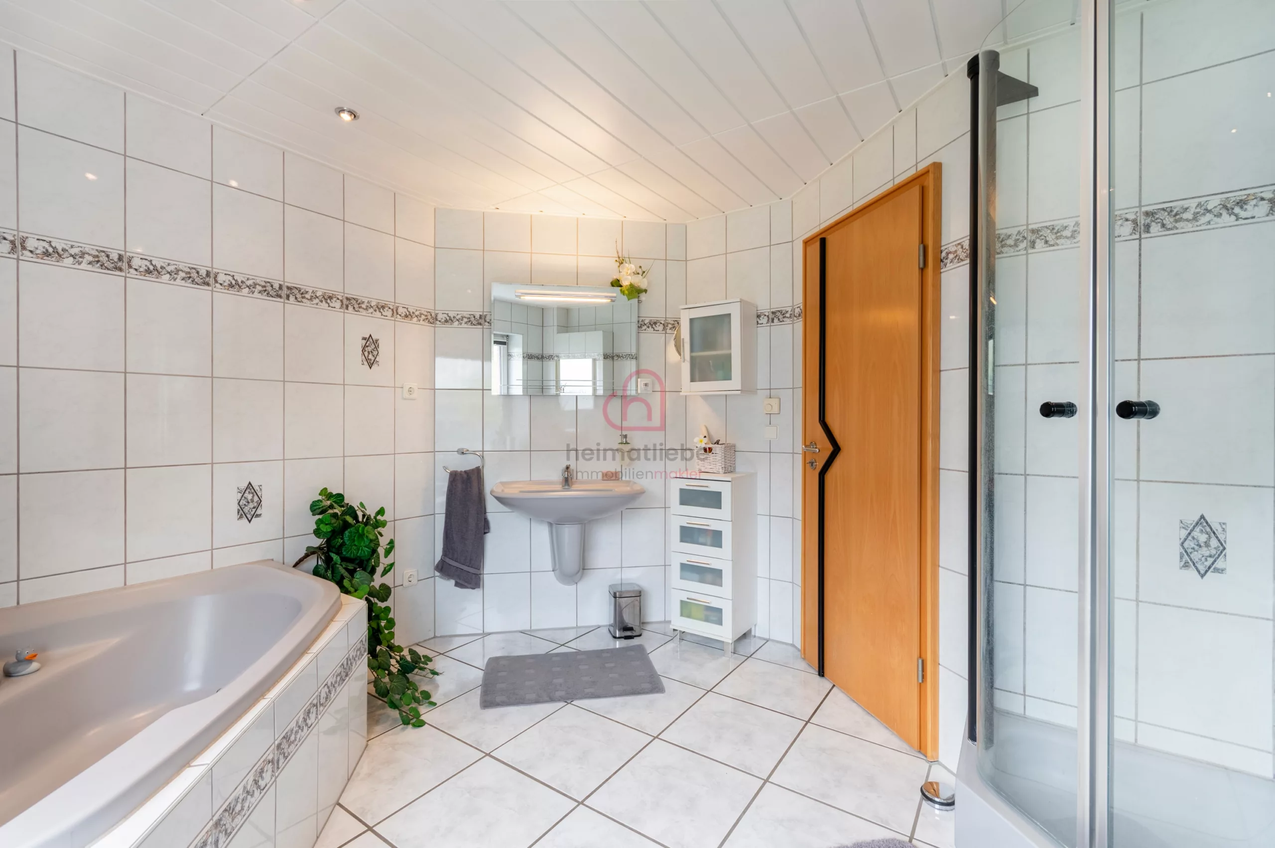 1. OG | Badezimmer mit Dusche und Wanne